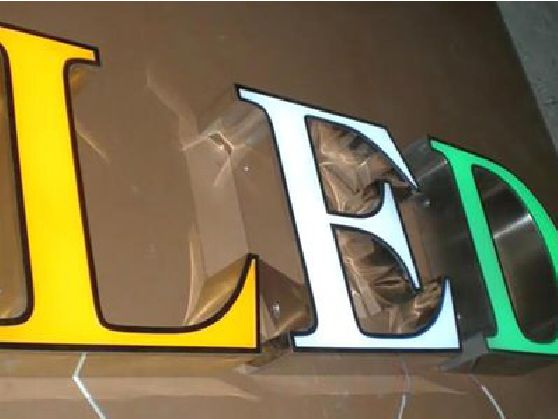 漳平介绍LED招牌的基础知识。
